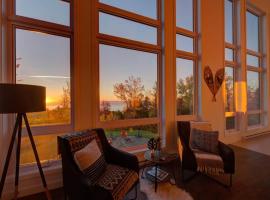 O Vitre Spa - Relax with St-Lawrence Views，位于Les Éboulements的酒店