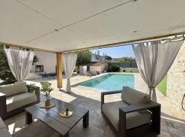 Très bel appartement deux chambre situé en haut de villa, piscine et jardin privatifs, 2 places de parking