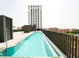 Sunsets and the pool in Barcelona，位于科尔内拉德罗布雷加特的酒店