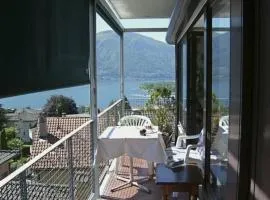Apartment Freie Sicht auf See und Berge by Interhome