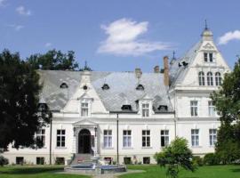 Park Hotel Clara，位于Szczaniec的酒店