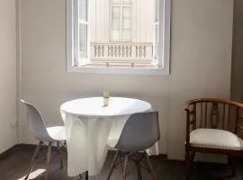 Habitación con balcón con vista al corazón de la ciudad