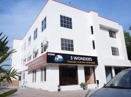 3 WONDERS Tarkarli Hotel and Restaurent，位于马尔万的酒店