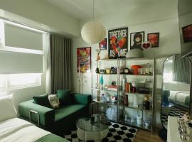 Stylish Condo Near Mall with Pool & Netflix，位于Biñan的酒店