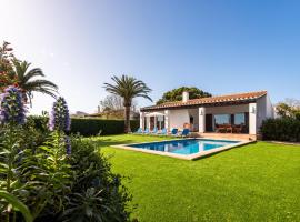 Villa Sonrisa by Escape Home，位于比尼贝卡的酒店
