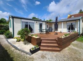 Chalet Du Bonheur Lac De Guerledan，位于Caurel的酒店
