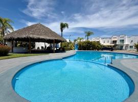 Relaxing 3BR Vacation Home w Pool, BBQ, King Suite Near Beach Nuevo Vallarta，位于Jarretadera的酒店