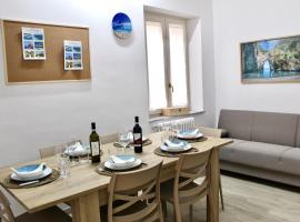 Appartamento a 5 minuti dal mare con terrazza e parcheggio privato，位于法莱尔纳的酒店