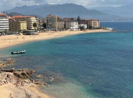 Balcon sur la mer appartement climatisé deux chambre plages commerces et parking gratuit au pied de l immeuble，位于阿雅克修的酒店