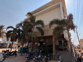 SLV Royal inn，位于Nanjangūd的酒店