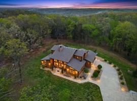 Indoor Park, 55 acres, Pickleball, Walking Trails! - Springfield MO，位于斯普林菲尔德的酒店