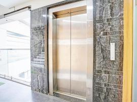 Hotel O KGS Hotel，位于苏拉特的酒店