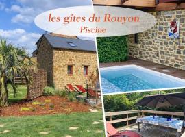 Piscine avec Les Gîtes du Rouyon，位于坦泰尼亚克的酒店