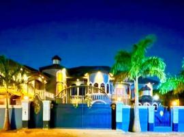 Entire home in Adentan, Ghana，位于Trofwi的酒店