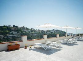 Guesthouse with Suites on the Amalfi Coast - Residence Villa Ruocco near Amalfi - 300sqm Open Terrace near Ravello - Breathtaking View，位于斯卡拉的酒店