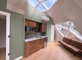 Blue Bayou Dome cottages，位于Dingwall的酒店