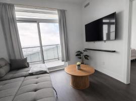 Luxurious Condo - Gym,Pool,Sauna,Bowling Alley,Hot Tub,Lounge，位于基奇纳的酒店