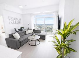 Skyline Luxury Suite Floor to Ceiling Views King Bed Balcony，位于基奇纳的酒店