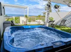 Marcoola Beachfront, private rooftop spa with stunning views!
