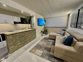 Modern apartment with electric backrest, El Campito，位于Mérida的酒店