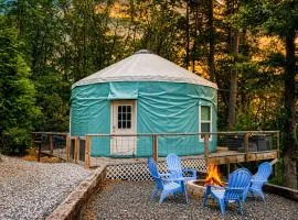 Starlight Yurt- A Romantic Stay w/ Hot Tub Views