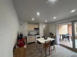 joli T2 proche du centre, en rez-de-chaussée pour 4 à 5 personnes, terrasse, Wi-Fi, parking