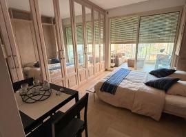 Luxury Retreat in Monaco with Rare Private Parking, Pool, AC and Wifi，位于蒙特卡罗的酒店