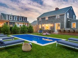 Luxury Nantucket Estate Heated Pool & Hot Tub，位于楠塔基特的酒店