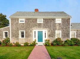 Luxurious Nantucket Getaway Heated Pool，位于楠塔基特的酒店