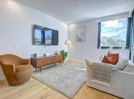 The Aristocrat - Refined Modern Luxe Apartment in Central Canberra