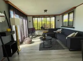 Geniet van rust en privacy in onze gezellige chalet op familiecamping De Tien Heugten in Drenthe