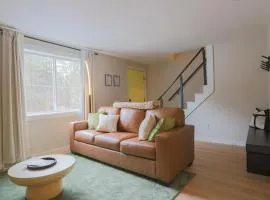 Shoreline Scandi Suite - Townhouse Near Trails