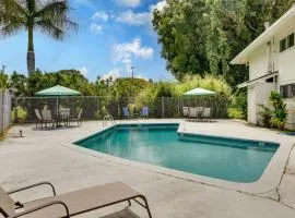 Walk to Dining & Local Markets! Hilo Getaway