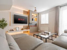 Luxury Stay with Cinema Room, Free Parking, Close to Co-op Live, Etihad Stadium & Manchester City Centre, Sleeps 9
