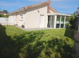 Grande maison plain pied,campagne, proche A7,parking privé, idéal pro et famille nombreuse