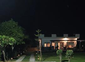 Farm House with newly constructed 2BHK Villa，位于Behror的酒店