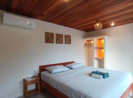 Sonnenhouse Lombok Kertaraharja Bungalow Kamboja，位于Luk的酒店