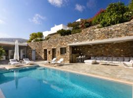 Private Pool 5BR Dovecote Villa with Sunset Views Sleeps 10，位于Agápi的酒店
