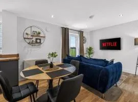 MODERN & STYLISH Bedford Apartment, SLEEPS 5, 2 FREE PARKING, QUIET LOCATION, 2 BED 2 BATH, 4 Separate Beds & Near M1