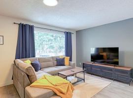 Cozy 2 Bedroom Suite Near Ctrain Mall and Downtown，位于卡尔加里的酒店