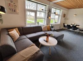 Overnatning med plads til mange，位于霍尔斯特布罗的酒店