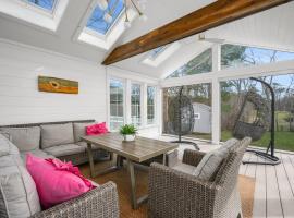 Cape Cod Getaway | Golf Views, Dog-Friendly Beach Nearby，位于Cotuit的酒店