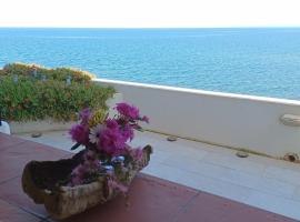Il Ginepro House 20 meters from the sea - wifi - park - relax，位于拉契亚的酒店