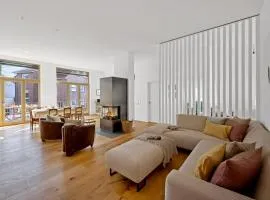 ACKERBÜRGERHAUS - Historische Ferienwohnung mit 4 Schlafzimmern, Kamin, Sauna, Balkon-Terasse, Altstadt und See 5 Min zu Fuß, Moderne Küche, Parkplatz, WLAN