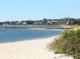 Sunny Hyannis beach retreat, walk to downtown, 3 bedrooms, sleeps 10，位于巴恩斯特布尔的酒店
