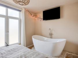 Romantic jacuzzi suite in the city center，位于博德赫拉芬的酒店