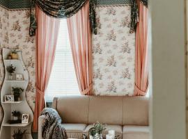 Vintage Downtown Guest Suite，位于赫曼的酒店