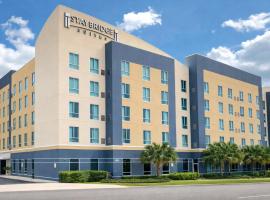 Staybridge Suites St. Petersburg FL by IHG，位于圣彼得堡的酒店