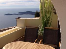 Eze Monaco middle of old town of Eze Vieux Village Romantic Hideaway with spectacular sea view，位于艾日的海滩短租房