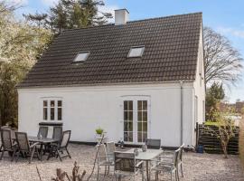 Bright and cozy house near forest and beach - space for 8，位于Horbelev的酒店